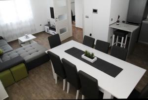 Ein Sitzbereich in der Unterkunft Apartman Ivana