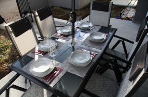 Ein Restaurant oder anderes Speiselokal in der Unterkunft Apartman Ivana 