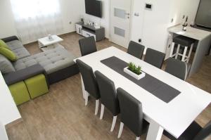 Ein Sitzbereich in der Unterkunft Apartman Ivana