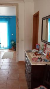 een kamer met een bureau met een aanrechtblad bij Casa Praia do Sul in Ericeira +224 foto's