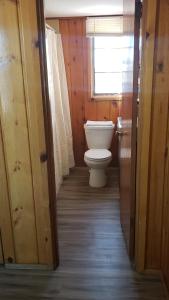 Een badkamer bij Caribou Lodge and Motel