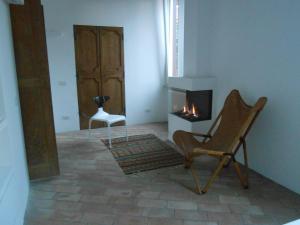 sala de estar con silla y chimenea en Foro Romano Relais, en Roma