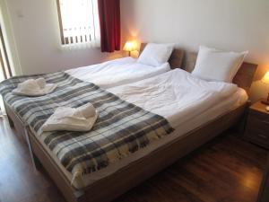 Un pat sau paturi într-o cameră la MD Alexander Services Apartments