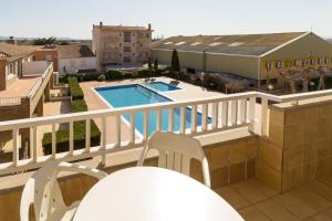 Bazén v ubytovaní Sistach Rentals Apartaments Sol 304 & 404 alebo v jeho blízkosti