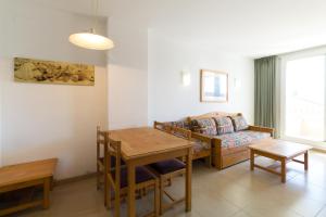 Posedenie v ubytovaní Sistach Rentals Apartaments Sol 304 & 404