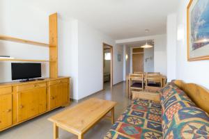 Televízia a/alebo spoločenská miestnosť v ubytovaní Sistach Rentals Apartaments Sol 304 & 404