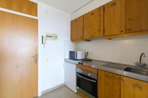 Kuchyňa alebo kuchynka v ubytovaní Sistach Rentals Apartaments Sol 304 & 404