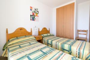 Posteľ alebo postele v izbe v ubytovaní Sistach Rentals Apartaments Sol 304 & 404