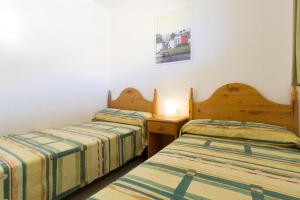 Posteľ alebo postele v izbe v ubytovaní Sistach Rentals Apartaments Sol 304 & 404 + 37 fotografií