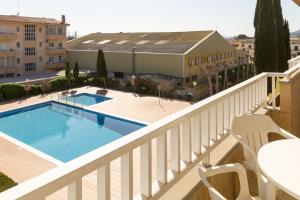 Bazén v ubytovaní Sistach Rentals Apartaments Sol 304 & 404 alebo v jeho blízkosti