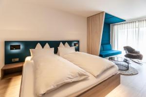 Postel nebo postele na pokoji v ubytování Bollenhuthotel Kirnbacher Hof