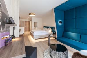 Postel nebo postele na pokoji v ubytování Bollenhuthotel Kirnbacher Hof