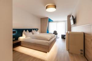 Postel nebo postele na pokoji v ubytování Bollenhuthotel Kirnbacher Hof