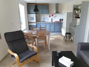 een keuken en een woonkamer met een tafel en stoelen bij Le Laurier in Cagnes-sur-Mer