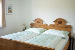 two beds sitting next to each other in a bedroom at Ferienhaus im Weingarten in Klöch