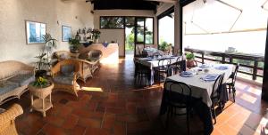 ein Restaurant mit Tischen und Stühlen auf einer Terrasse in der Unterkunft Hotel Normanni in Praia a Mare