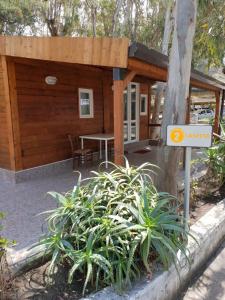 a small wooden cabin with a sign in front of it at cucaracha in Catania