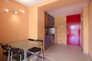 Kuchyňa alebo kuchynka v ubytovaní Sistach Rentals Apartaments Sol 304 & 404