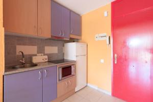 Kuchyňa alebo kuchynka v ubytovaní Sistach Rentals Apartaments Sol 304 & 404