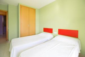 Posteľ alebo postele v izbe v ubytovaní Sistach Rentals Apartaments Sol 304 & 404