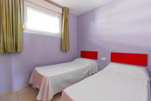 Posteľ alebo postele v izbe v ubytovaní Sistach Rentals Apartaments Sol 304 & 404