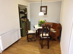 a dining room with a table and two chairs at Schoppstuv in Tümlauer Koog