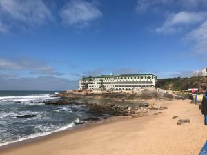 een hotel aan het strand naast de oceaan bij Casa Praia do Sul in Ericeira