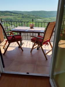 un patio con tavolo e sedie sul balcone. di Guesthouse Villa Marija a Motovun (Montona)