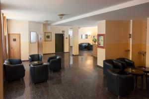 un hall avec des chaises et des tables dans un bâtiment dans l'établissement Parkhotel Altenburg, à Altenburg