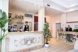 Členové personálu v ubytování Hotel Ambasciatori