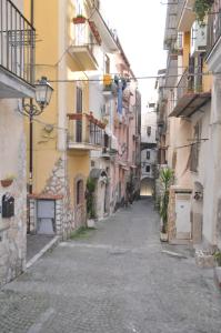 un callejón en un casco antiguo con edificios en La casa nella Torretta, en Formia