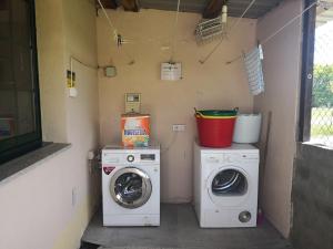 a laundry room with a washing machine and a washer at Albergue O Pombal in Sarria