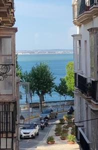 een uitzicht op een straat met auto's op straat bij Lofts Miriam in Cádiz