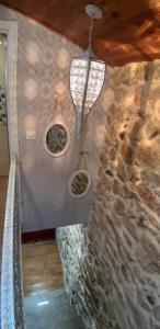 pared de piedra con 2 lavabos en una habitación en A Casiña Vella, en Poio 29 fotos más