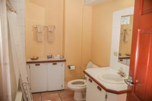 un piccolo bagno con un water e un lavandino di Heritage Hotel a Saint John's