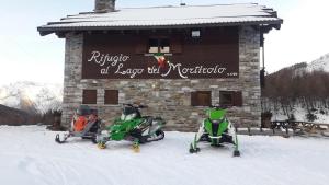 Kış mevsiminde RIFUGIO AL LAGO DEL MORTIROLO in inverno raggiungibile solo a piedi