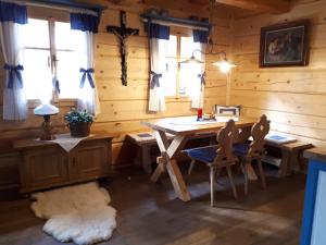 Chalupa Pomněnka في Komorní Lhotka: غرفة مع طاولة وكراسي في كابينة خشب