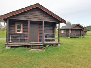 una piccola cabina con portico in un campo di Harran Camping a Grong