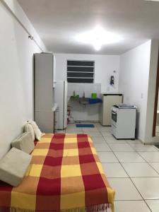 een kamer met een bed in het midden bij Flat Shopping Amarração N - 129 in Luis Correia