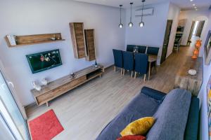 Ruang duduk di Seafront Apartment No 10 Marsalforn