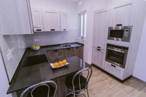 uma cozinha com um balcão com uma tigela de laranjas em Seafront Apartment No 10 Marsalforn em Marsalforn