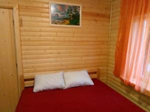 Een bed of bedden in een kamer bij Guest House Lilaste Beach
