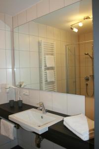 Kleinostheim的住宿－Gasthof Zum Schwanen，一间带水槽和镜子的浴室