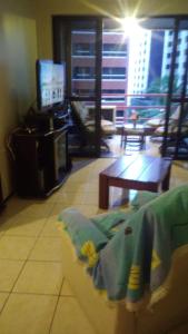 - un salon avec un canapé et une télévision dans l'établissement Apto-beiramar-completo-3 qt- até 9 pes-TV-WiFi-gar, à Fortaleza