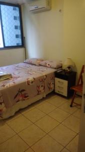 - une chambre avec un lit, une table et une fenêtre dans l'établissement Apto-beiramar-completo-3 qt- até 9 pes-TV-WiFi-gar, à Fortaleza