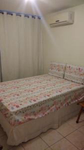 - un petit lit dans une chambre avec rideau dans l'établissement Apto-beiramar-completo-3 qt- até 9 pes-TV-WiFi-gar, à Fortaleza