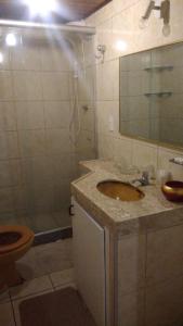 La salle de bains est pourvue d'un lavabo et d'une douche avec un miroir. dans l'établissement Apto-beiramar-completo-3 qt- até 9 pes-TV-WiFi-gar, à Fortaleza