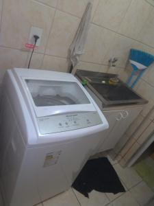 La salle de bains est pourvue d'un lave-linge et d'un lavabo. dans l'établissement Apto-beiramar-completo-3 qt- até 9 pes-TV-WiFi-gar, à Fortaleza