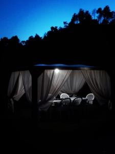 ラ・スペツィアにあるVillino Isòの夜のテントの下に座る椅子
