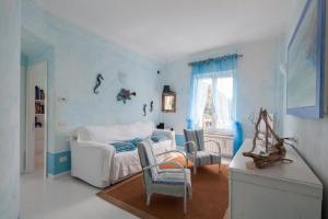 Camera blu con un letto e due sedie di Apt. with an exciting view a Monterosso al Mare